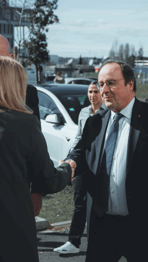 François Hollande serre la main d'une femme