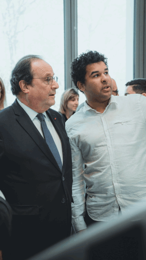 François Hollande discute avec un homme en chemise blanche
