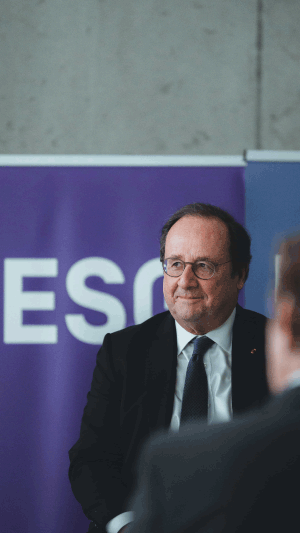 François Hollande faisant son discours avec en fond les logos du Groupe ESG