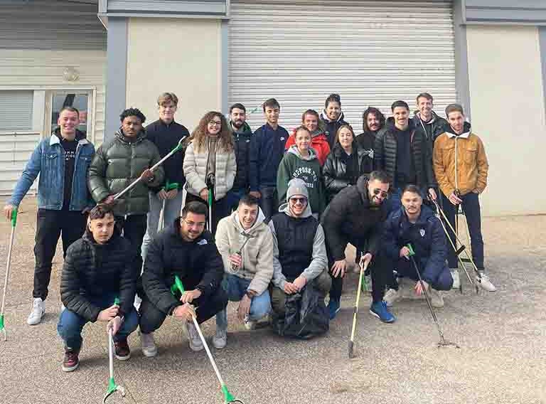 groupe d'étudiants avec des pagaies