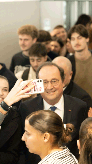 François Hollande fait une photo avec une étudiante, dans la foule