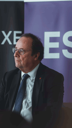 François Hollande faisant son discours avec en fond les logos du groupe ESG