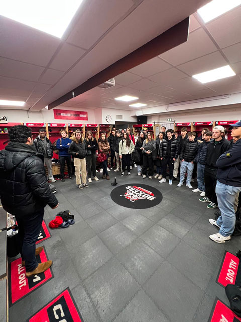 Etudiants dans un vestiaire de boxers rouge