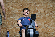 étudiant sur un rameur en plein entrainement 