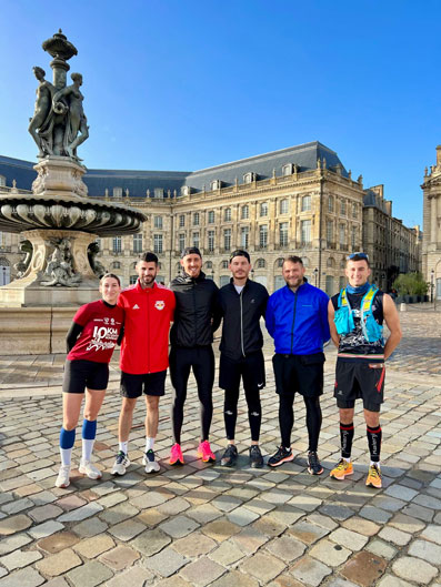 Groupe d'étudiants qui va courir pour le semi-marathon