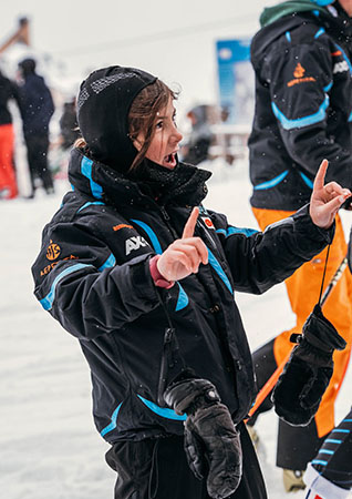 jeune enfant qui s'amuse au ski