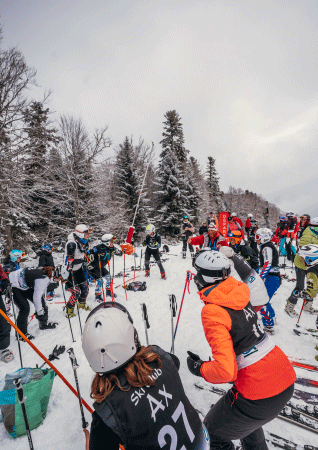 groupe de skieurs qui s'entraîne