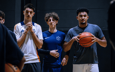 étudiants qui jouent au basketball