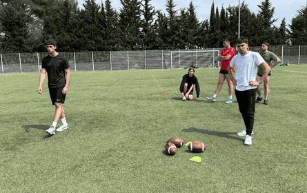 étudiants qui jouent au rugby