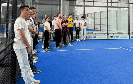 étudiants sur un terrain de tennis