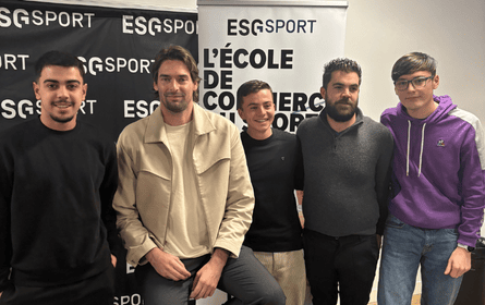 étudiants avec le parrain de promo Camille Lacourt