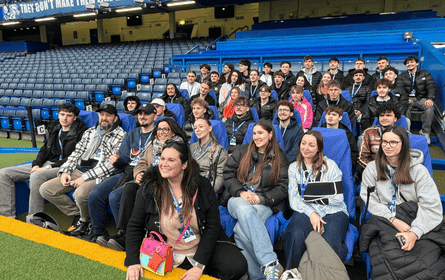 étudiants dans les gradins d'un stade