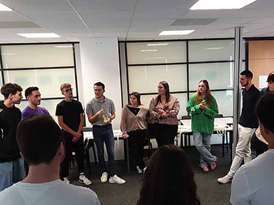 groupe d'élèves en plein cours à l'ESG Sport à Rennes