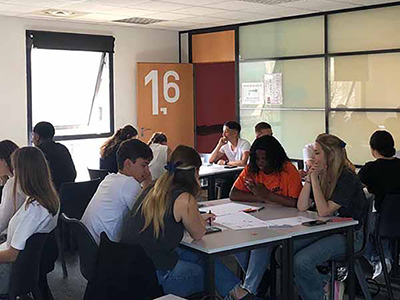 étudiants qui travaillent en salle de cours