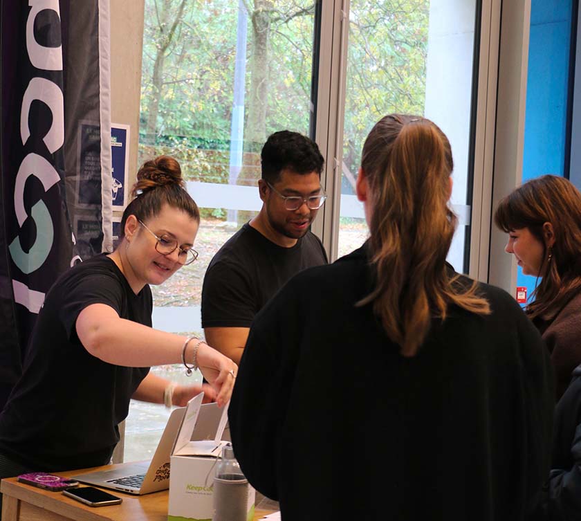 Un homme et une femme discute avec deux étudiantes
