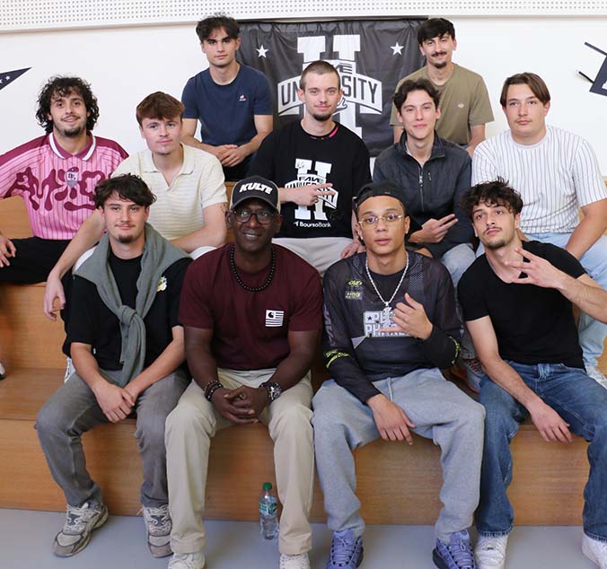 9 étudiants et leur professeur font une photo avec le rappeur Favé
