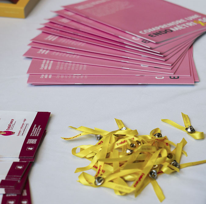 Carnets et pins sur une table