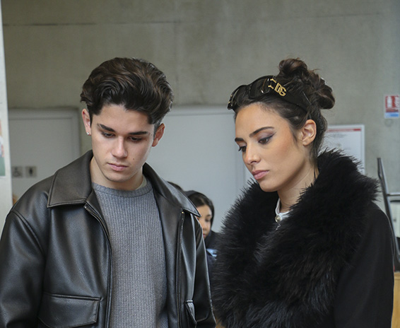 Une homme et une femme qui regarde vers le bas