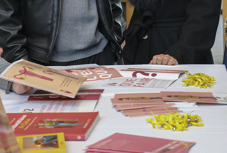 Table avec des plusieurs brochures