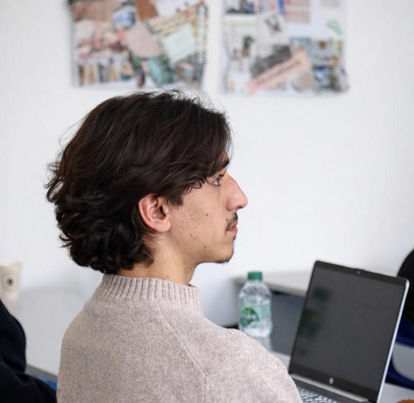 Un étudiant attentif, qui écoute l'intervention de Sandra.