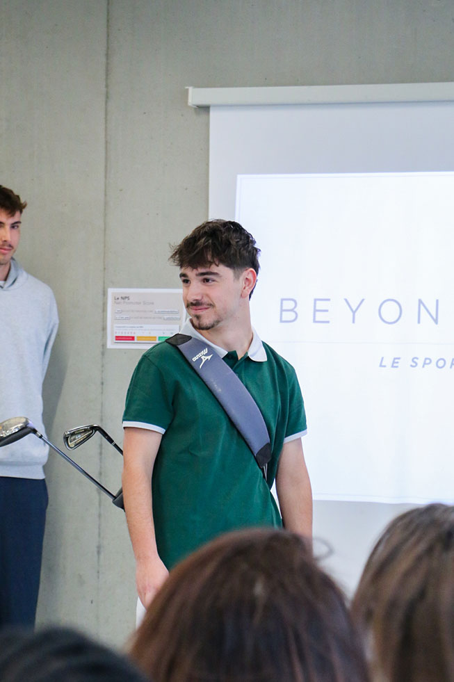 Un étudiant qui défile avec un club de golf sur le dos.