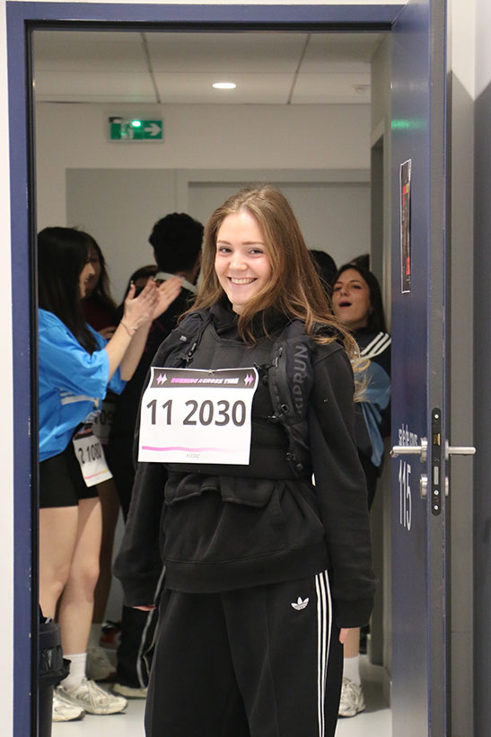 Une étudiante qui prend la pose dans sa tenu de défilé.