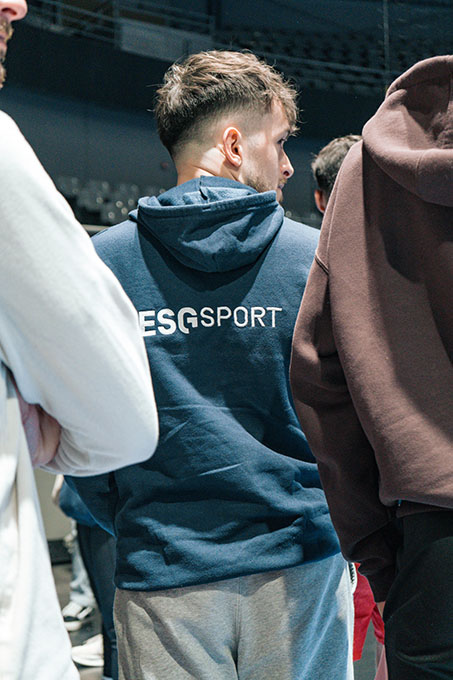 Un étudiant qui porte le sweatshirt de l'ESG Sport.
