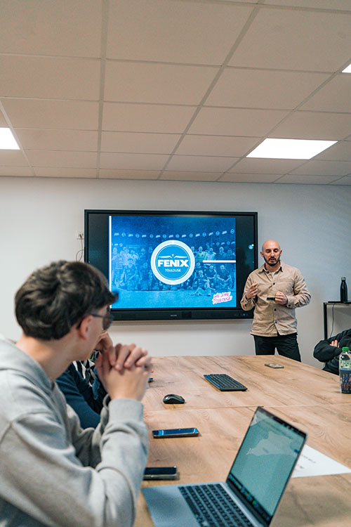 Étudiant qui écoute un intervenant du club Fénix à Toulouse. 