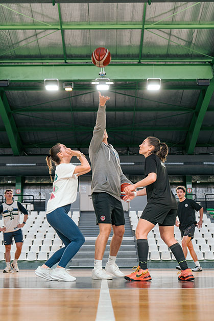 Deux étudiantes en train de jouer au basket-ball.