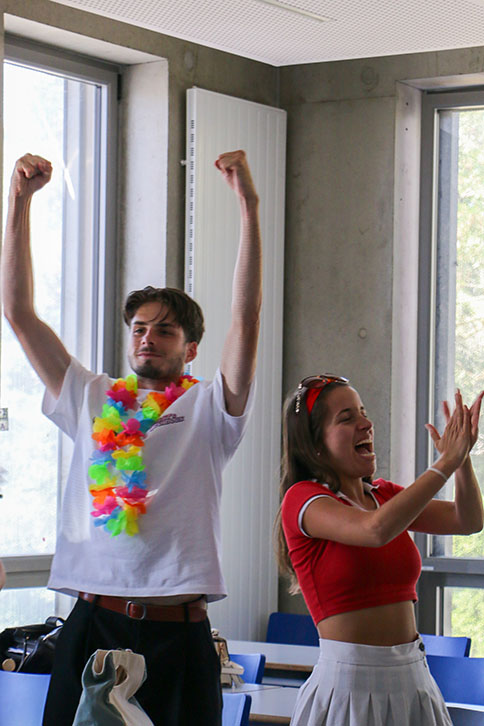 Deux étudiants qui sautent de joie