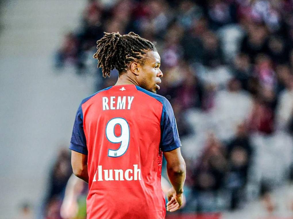 Loïc Rémy de dos, maillot du LOSC floqué Rémy numéro 9