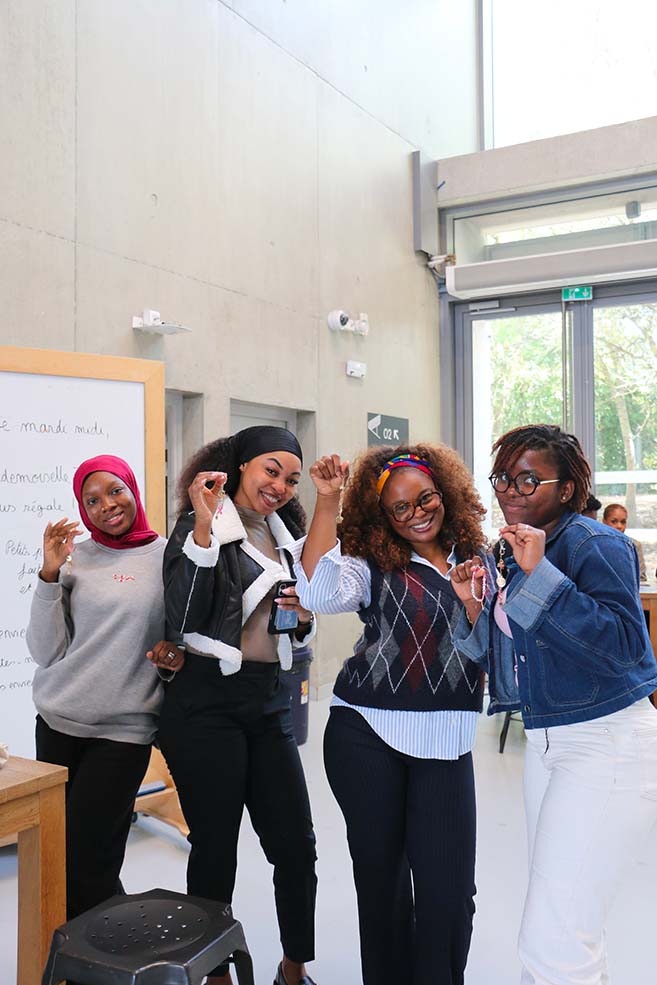 Quatre étudiantes qui prennent la pose avec leur porte clés.