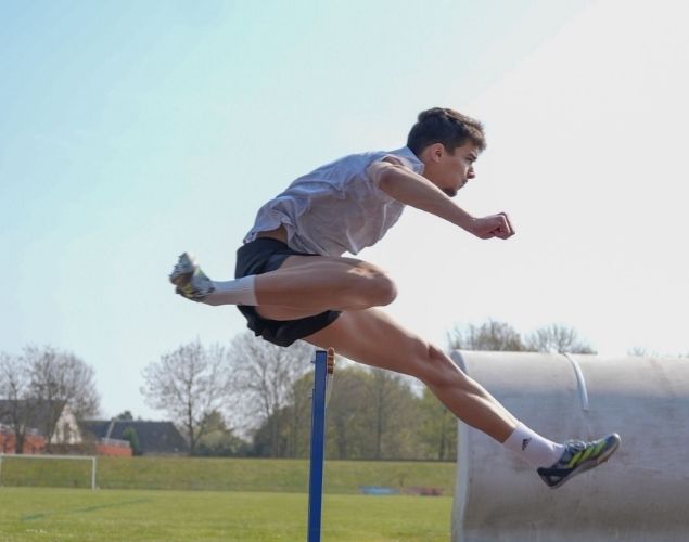 Athlétisme et études : le parcours de Noa Dussolle, étudiant de l’ESG Sport à Paris